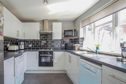 3 bed property, in Grand Avenue, £225,000