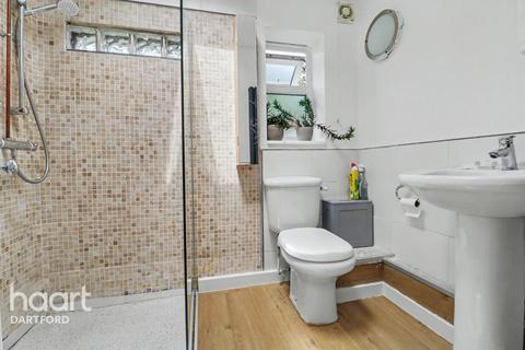 2 bed property, in St Martins Road, £325,000