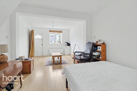 2 bed property, in St Martins Road, £300,000