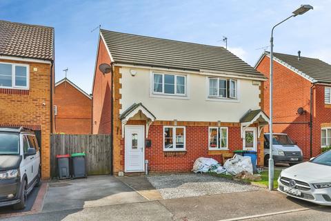 2 bed property, in Viyella Gardens, £190,000