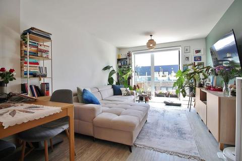 1 bed property, in Swan Court, £295,000