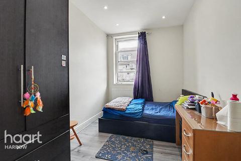 2 bed property, in Cavendish Avenue, £350,000