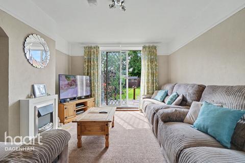 2 bed property, in Wood Lane, £375,000