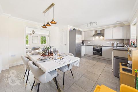 3 bed property, in Kingfisher Mead, £375,000