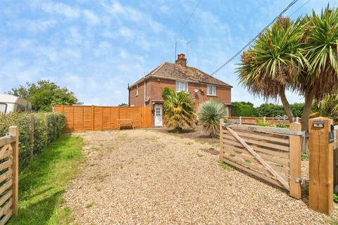 3 bed property, in Pond End, £275,000