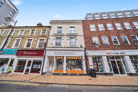 1 bed property, in Queen Street, £120,000