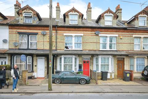 5 bed property, in Vicarage Road, £540,000
