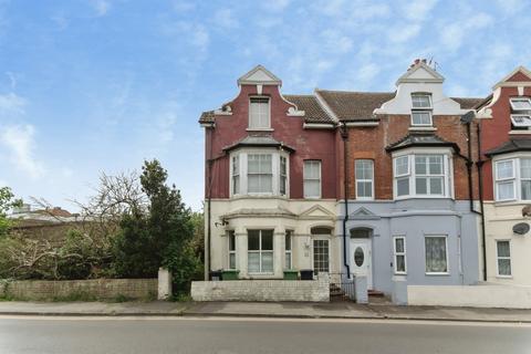 2 bed property, in Holliers Hill, £150,000