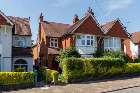 5 bed property, in St Philips Road, £575,000