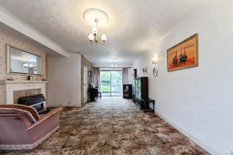 3 bed property, in Leam Crescent, £300,000
