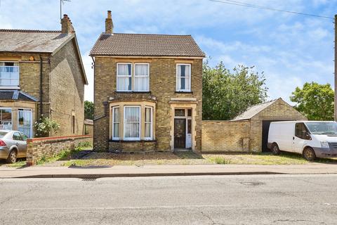 3 bed property, in Burrowmoor Road, £325,000
