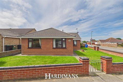 2 bed property, in Crestview Drive, £280,000