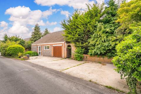 5 bed property, in Chapel Road, £475,000