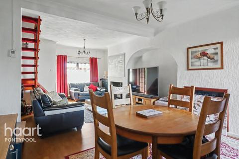 2 bed property, in C Row, £140,000