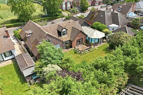 5 bed property, in Fambridge Road, £850,000