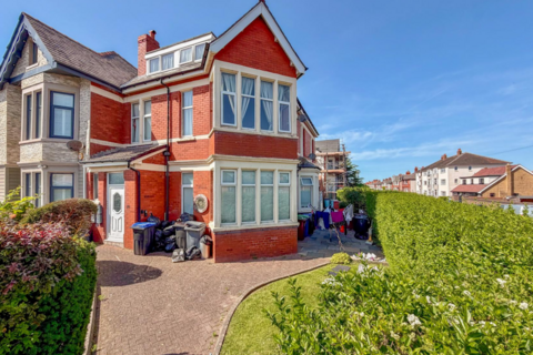5 bed property, in Warbreck Hill Road, £250,000