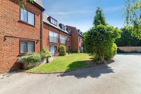 1 bed property, in Mansfield Gardens, £240,000