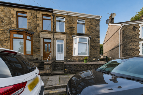 4 bed property, in Cardonnel Road, £200,000