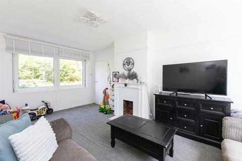 3 bed property, in Upper Broomgrove Road, £220,000
