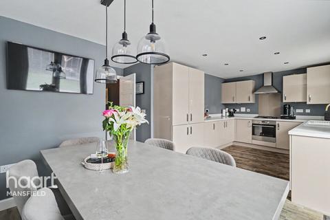 4 bed property, in Taurus Close, £300,000