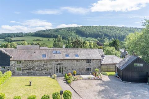 4 bed property, in Clunton, £635,000