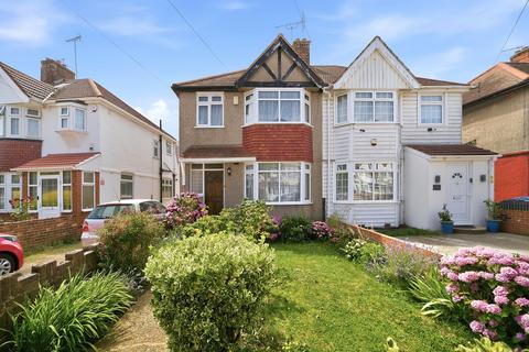 3 bed property, in Dormers Wells Lane, £550,000