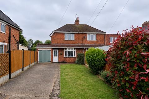 2 bed property, in Homefield Road, £260,000