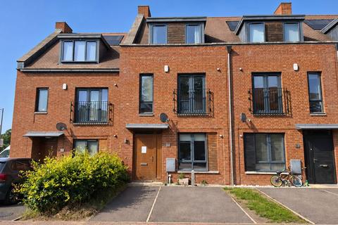 4 bed property, in Green Close, £765,000