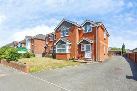 2 bed property, in Tatnam Road, £260,000