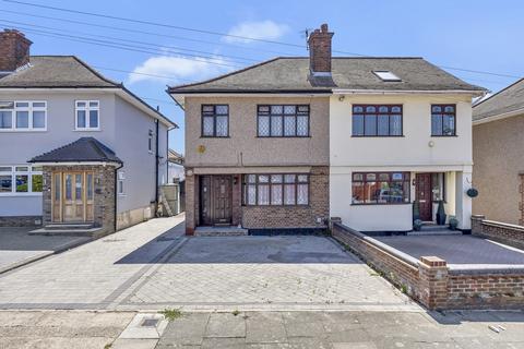 3 bed property, in Victoria Avenue, £450,000