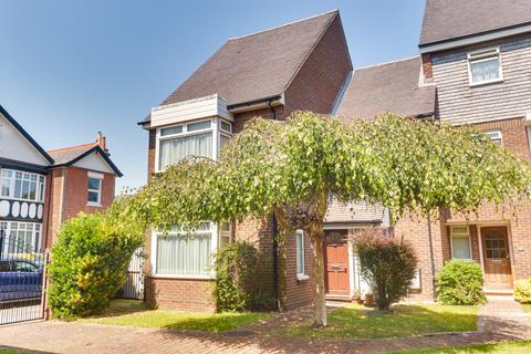 3 bed property, in Craneswater Avenue, £485,000