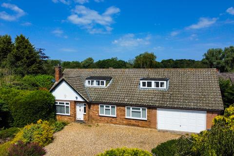 6 bed property, in Garboldisham Road, £550,000