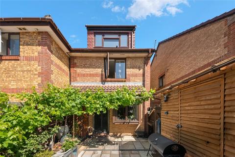 2 bed property, in Hawthorne Crescent, £375,000