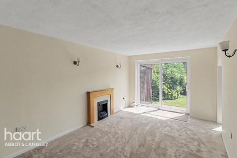 2 bed property, in Jacketts Field, £400,000
