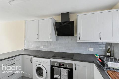 2 bed property, in Jacketts Field, £400,000