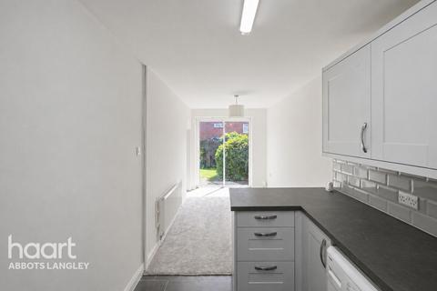 2 bed property, in Jacketts Field, £400,000