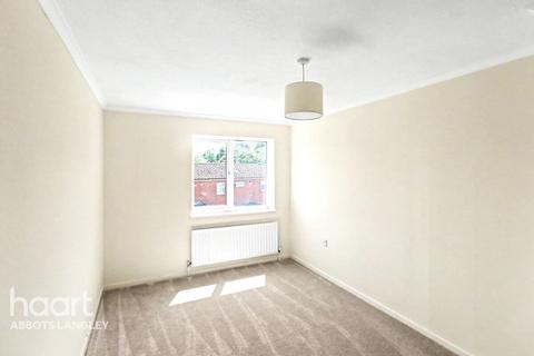 2 bed property, in Jacketts Field, £400,000
