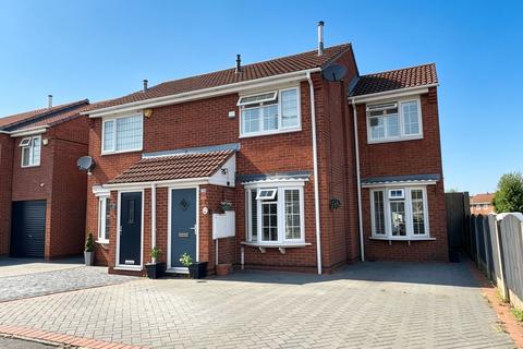 2 bed property, in Goode Close, £240,000