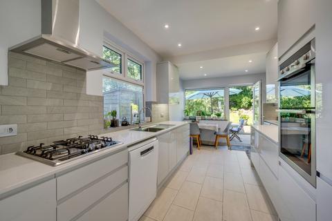 4 bed property, in Marys Crescent, £975,000