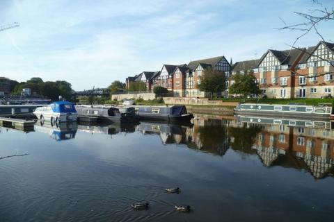 2 bed property, in Moat House, £117,000