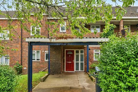 2 bed property, in Holmshaw Close, £250,000