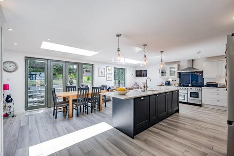4 bed property, in St. Johns Road, £1,100,000