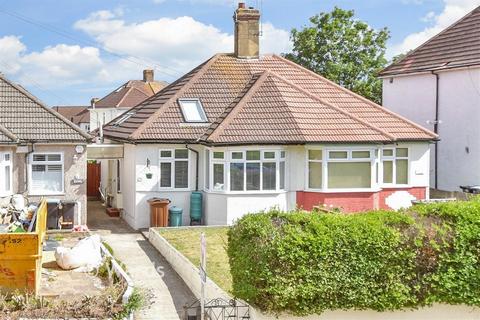 2 bed property, in Old Road East, £300,000