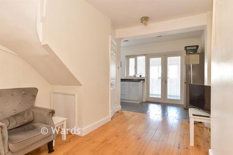 2 bed property, in Old Road East, £300,000