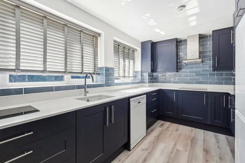 2 bed property, in Grosvenor House, £280,000