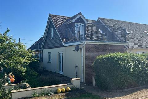 2 bed property, in Brighstone, £225,000