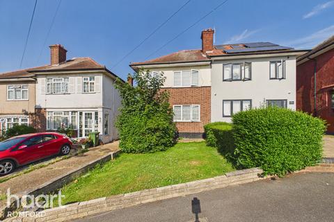 3 bed property, in Clockhouse Lane, £400,000