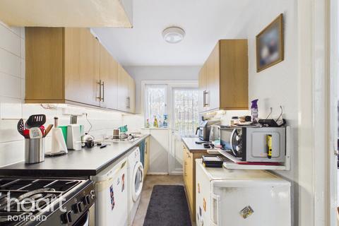 3 bed property, in Clockhouse Lane, £400,000
