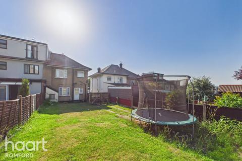 3 bed property, in Clockhouse Lane, £400,000