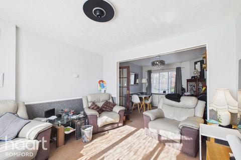 3 bed property, in Clockhouse Lane, £400,000
